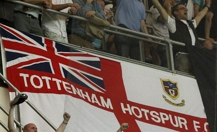 El Tottenham suspende de por vida a dos aficionados que lanzaron orina El Tottenham suspende de por vida a dos aficionados que lanzaron orina