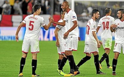 N´Zonzi felicita a Lenglet, que abrió el marcador con un remate de cabeza. N´Zonzi felicita a Lenglet, que abrió el marcador con un remate de cabeza.