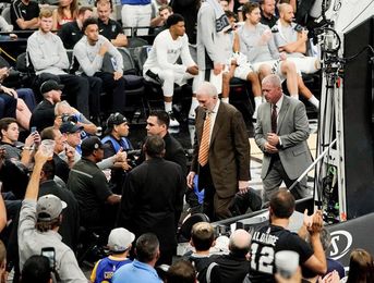 91-112. Thompson y Warriors acentúan crisis perdedora de los diezmados Spurs 91-112. Thompson y Warriors acentúan crisis perdedora de los diezmados Spurs