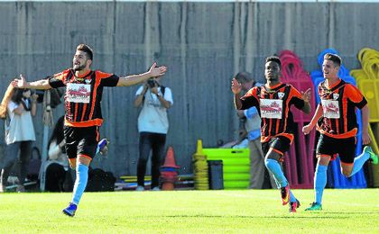 En la imagen, Rafael González Rodríguez ´Chuma´ celebra uno de sus goles ante el Sevilla C. En la imagen, Rafael González Rodríguez ´Chuma´ celebra uno de sus goles ante el Sevilla C.