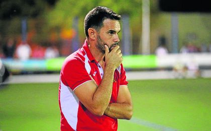 Dioni Arroyo, entrenador del San José, atento a su equipo. Dioni Arroyo, entrenador del San José, atento a su equipo.