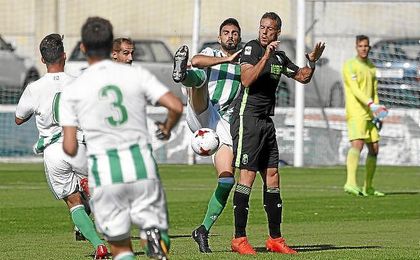 Lance del partido entre el Betis Deportivo y el Granada B en la Ciudad Deportiva Luis del Sol. Lance del partido entre el Betis Deportivo y el Granada B en la Ciudad Deportiva Luis del Sol.
