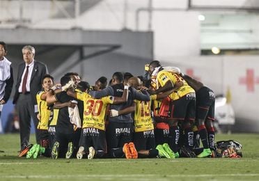 Barcelona y Emelec se enfrentan en el "clásico del Astillero" Barcelona y Emelec se enfrentan en el "clásico del Astillero"