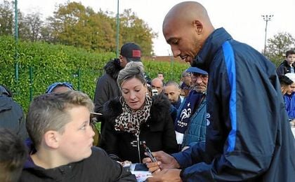 N´Zonzi, firmando autógrafos en la concentración de Francia en Clairefontaine. N´Zonzi, firmando autógrafos en la concentración de Francia en Clairefontaine.