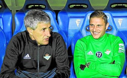 Joaquín, en el banquillo con Setién. Joaquín, en el banquillo con Setién.