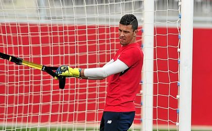 Soria ha estado entre los palos en los dos últimos partidos de Liga del Sevilla. Soria ha estado entre los palos en los dos últimos partidos de Liga del Sevilla.