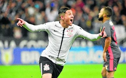 Guilherme Arana celebra un tanto con el Corinthians. Guilherme Arana celebra un tanto con el Corinthians.