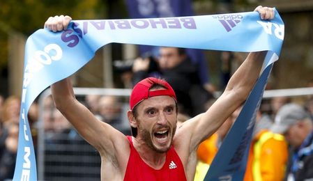 Carles Castillejo se adjudica su tercera Behobia-San Sebastián consecutiva Carles Castillejo se adjudica su tercera Behobia-San Sebastián consecutiva