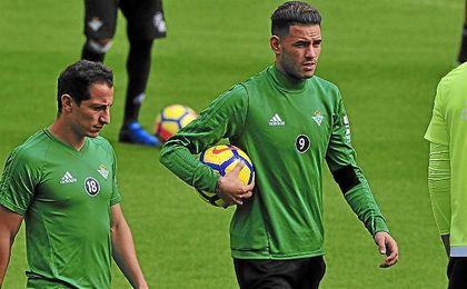 Sanabria, junto a Guardado en un entrenamiento bético. Sanabria, junto a Guardado en un entrenamiento bético.
