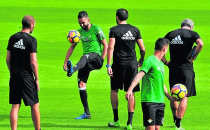 Boudebouz se incorporó ayer a los entrenamientos con el grupo y podría tener minutos hoy. Boudebouz se incorporó ayer a los entrenamientos con el grupo y podría tener minutos hoy.