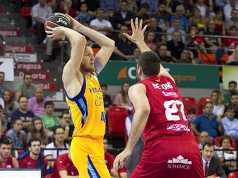 El pívot estadounidense Luke Fischer sufre una distensión en la mano derecha El pívot estadounidense Luke Fischer sufre una distensión en la mano derecha