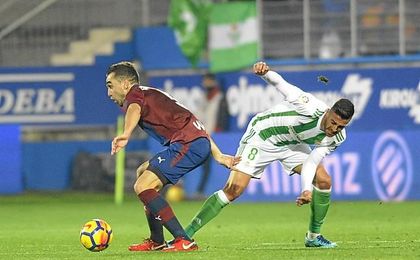 El Eibar destrozó al Betis atacándole por fuera. El Eibar destrozó al Betis atacándole por fuera.