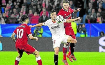 Alberto Moreno, en un lance del partido junto con Sarabia. Alberto Moreno, en un lance del partido junto con Sarabia.
