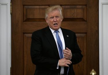 Donald Trump juega al golf con Tiger Woods y Dustin Johnson en Florida Donald Trump juega al golf con Tiger Woods y Dustin Johnson en Florida