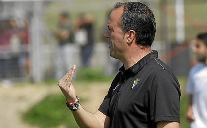 Falcón, entrenador del Cabecense, durante su etapa en el Cádiz Falcón, entrenador del Cabecense, durante su etapa en el Cádiz
