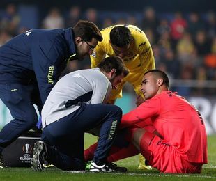 Asenjo regresa al fútbol tras superar su cuarta lesión de rodilla Asenjo regresa al fútbol tras superar su cuarta lesión de rodilla