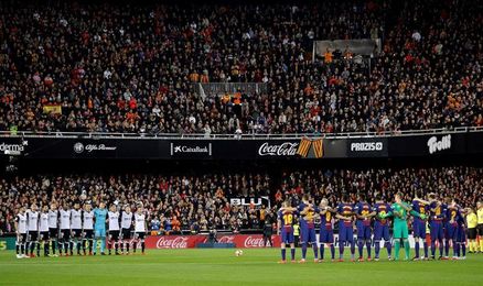 El Valencia despide a Ortí con brazaletes blancos y una atronadora ovación El Valencia despide a Ortí con brazaletes blancos y una atronadora ovación