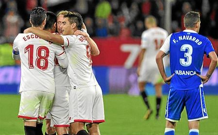 Ben Yedder y Krohn-Dehli, celebran el gol del danés. Ben Yedder y Krohn-Dehli, celebran el gol del danés.