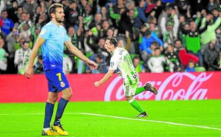 Guardado, que lo celebra ante el gerundense Stuani, anotó el último gol de un medio o defensa. Guardado, que lo celebra ante el gerundense Stuani, anotó el último gol de un medio o defensa.