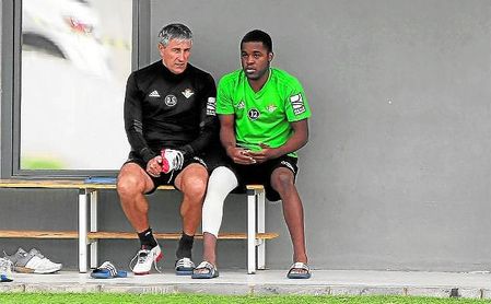 Setién y Campbell departen durante un entrenamiento reciente en la Ciudad Deportiva Luis del Sol. Setién y Campbell departen durante un entrenamiento reciente en la Ciudad Deportiva Luis del Sol.