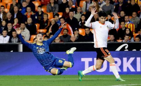 Carlos Soler cumple un año de su debut ante el rival al que hizo su mejor gol Carlos Soler cumple un año de su debut ante el rival al que hizo su mejor gol