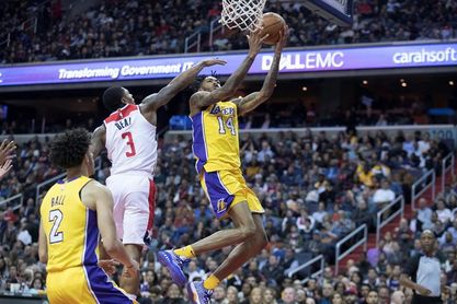 104-107. Ante los Sixers, un triple de Ingram decide el triunfo de los Lakers y corta su racha perdedora 104-107. Ante los Sixers, un triple de Ingram decide el triunfo de los Lakers y corta su racha perdedora