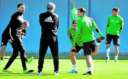 Andrés Guardado charla durante una sesión de entrenamiento con Quique Setién. Andrés Guardado charla durante una sesión de entrenamiento con Quique Setién.