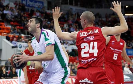 77-102. El Unicaja logra una clara victoria gracias al acierto en el triple 77-102. El Unicaja logra una clara victoria gracias al acierto en el triple