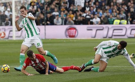 El acta recoge el lanzamiento de un mechero a los árbitros sin impactar en ellos El acta recoge el lanzamiento de un mechero a los árbitros sin impactar en ellos
