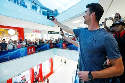 Michael Phelps comparte y se divierte en la capital chilena con sus admiradores Michael Phelps comparte y se divierte en la capital chilena con sus admiradores