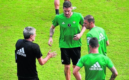 Javi García sigue entre algodones Javi García sigue entre algodones