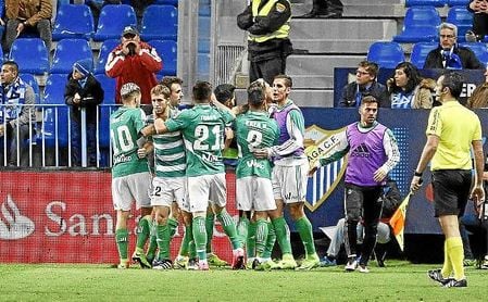 Los jugadores del Betis celebran uno de los goles en La Rosaleda la pasada campaña. Los jugadores del Betis celebran uno de los goles en La Rosaleda la pasada campaña.