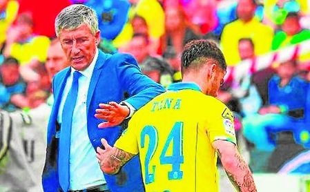 Tana y Setién se saludan durante un partido de la pasada temporada de Las Palmas. Tana y Setién se saludan durante un partido de la pasada temporada de Las Palmas.