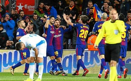 Los jugadores del Barcelona celebran uno de los cuatro goles. Los jugadores del Barcelona celebran uno de los cuatro goles.