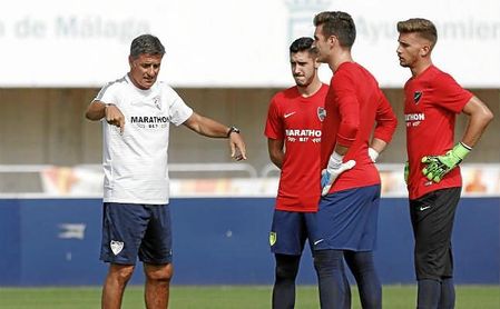 Míchel habla con los porteros en un entrenamiento. Míchel habla con los porteros en un entrenamiento.