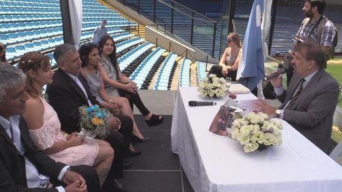 Doce parejas cumplen su sueño de casarse en la Bombonera Doce parejas cumplen su sueño de casarse en la Bombonera