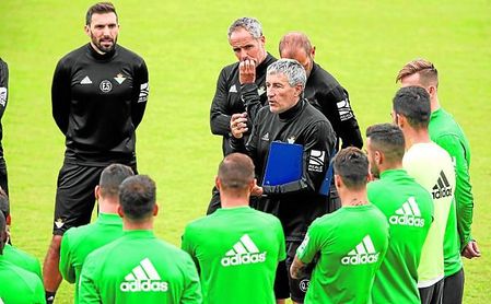 Quique Setién da una charla con Éder Sarabia al fondo. Quique Setién da una charla con Éder Sarabia al fondo.