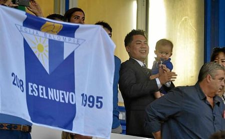 Ying Gon Park, presidente del Écija, en el palco del San Pablo Ying Gon Park, presidente del Écija, en el palco del San Pablo
