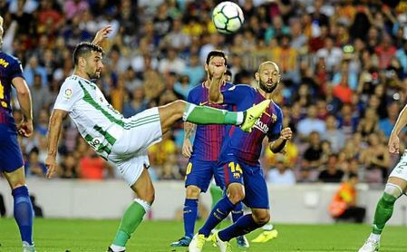 Barragán despeja el balón en el partido del Camp Nou. Barragán despeja el balón en el partido del Camp Nou.
