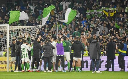 Los jugadores del Betis agradecen a su siempre fiel infantería el apoyo en el último partido de Liga. Los jugadores del Betis agradecen a su siempre fiel infantería el apoyo en el último partido de Liga.