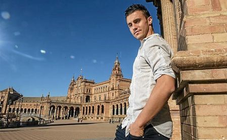 Corchia, en la Plaza de España, durante su entrevista a ESTADIO Deportivo. Corchia, en la Plaza de España, durante su entrevista a ESTADIO Deportivo.
