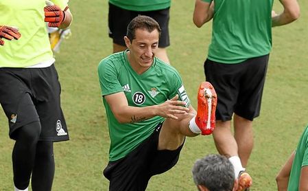 Guardado, en un entrenamiento con el Betis. Guardado, en un entrenamiento con el Betis.
