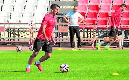 El exbético Isidoro Gómez Torres (en un entrenamiento con el Almería) se encuentra en la agenda del conjunto astigitano. El exbético Isidoro Gómez Torres (en un entrenamiento con el Almería) se encuentra en la agenda del conjunto astigitano.