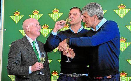 Joaquín admitió en la comida de Navidad que su sueño es "ser algún día presidente del Betis". Joaquín admitió en la comida de Navidad que su sueño es "ser algún día presidente del Betis".