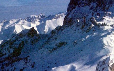 Rescatados indemnes 4 esquiadores afectados por un alud en los Pirineos franceses Rescatados indemnes 4 esquiadores afectados por un alud en los Pirineos franceses