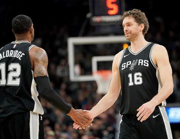 93-79. Bullock y Kennard sorprenden a los Spurs 93-79. Bullock y Kennard sorprenden a los Spurs