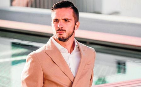 Sarabia, en la imagen posando para ´El Club del Deportista´, afirma que le gusta que se le considere el fichaje perfecto. Sarabia, en la imagen posando para ´El Club del Deportista´, afirma que le gusta que se le considere el fichaje perfecto.