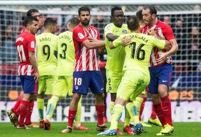2-0. El Atlético gana un combate con gol y expulsión de Costa 2-0. El Atlético gana un combate con gol y expulsión de Costa