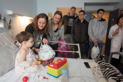 Mireia Belmonte muestra su lado más humano llevando regalos a un hospital de Granada Mireia Belmonte muestra su lado más humano llevando regalos a un hospital de Granada
