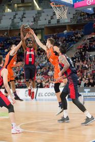 78-74. El Baskonia supera al Valencia Basket y mete un pie en la Copa del Rey 78-74. El Baskonia supera al Valencia Basket y mete un pie en la Copa del Rey